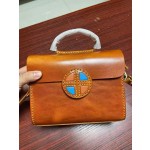 Handmade, thickened top-grain vegetable-tanned leather, heavily oiled waxed leather, hand-stitched tote bag